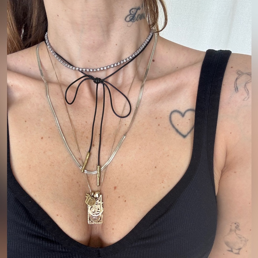 luiny leather and gold bow choker 🎀